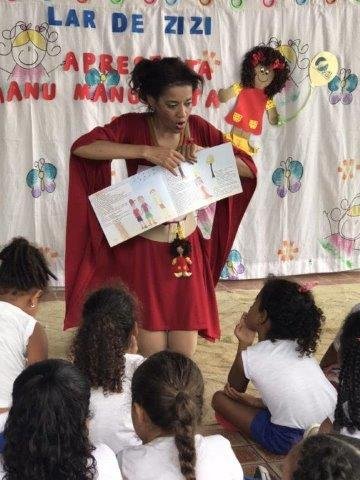 silvanira com livro aberto